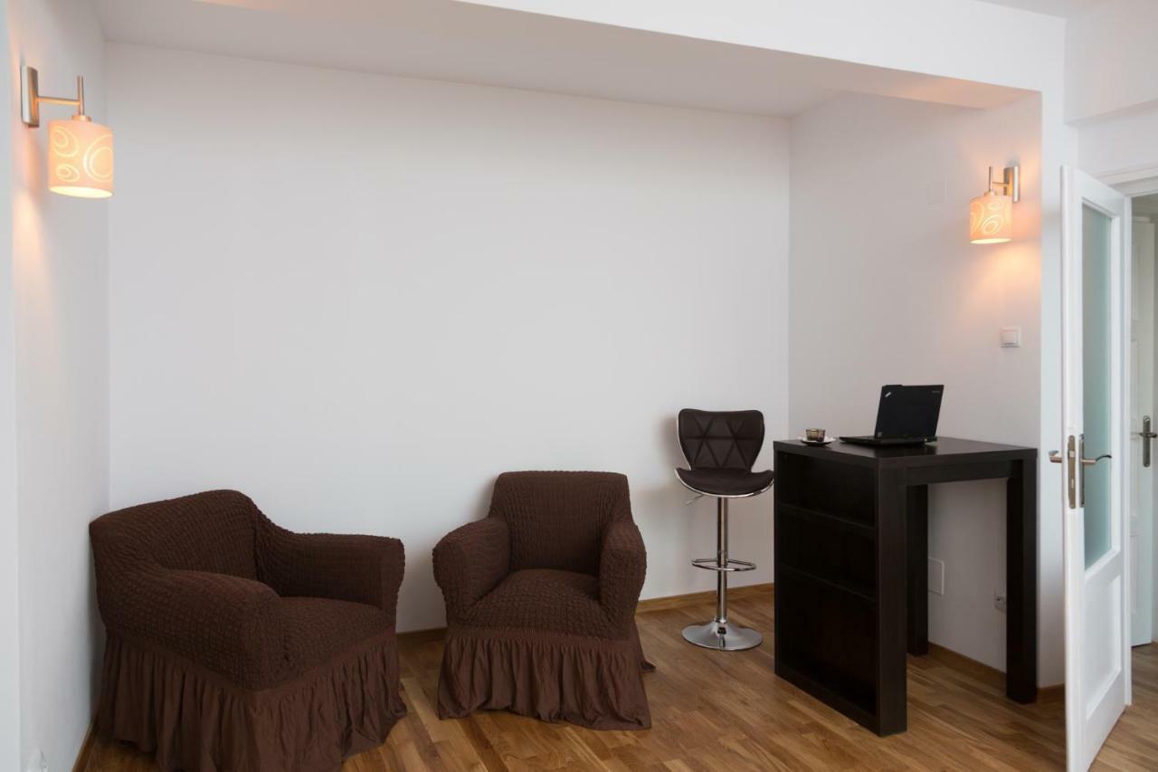Central Luxury Flat With Terrace - Adela Accommodation - Ideal For Long Stays บูคาเรสต์ ภายนอก รูปภาพ
